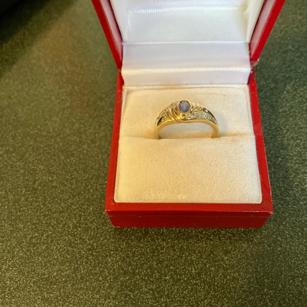 Elegant everyday Tanzanite ring, too big for me!